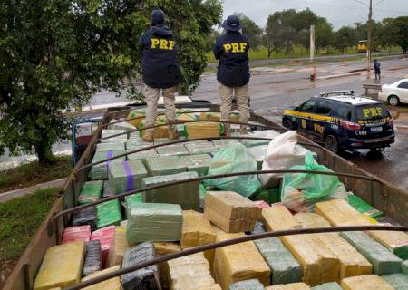 Motorista abandona carreta com 13,3 ton de maconha, tenta fugir, mas é preso pela PRF em Guia Lopes da Laguna